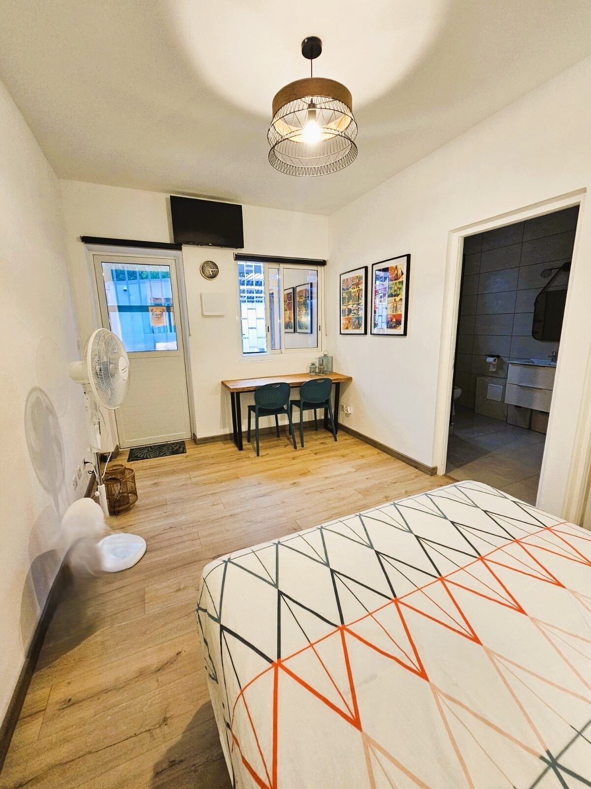 Chambre 1 – lit double et décoration naturelle