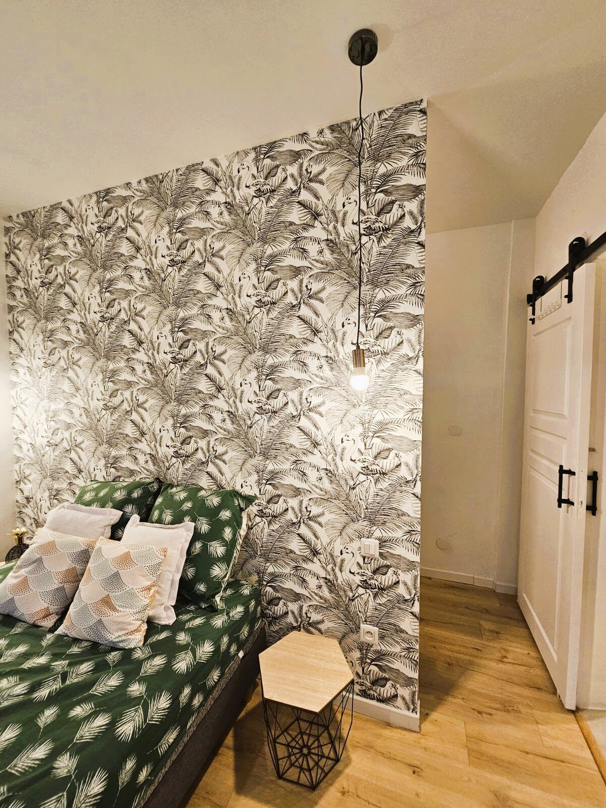 Chambre 2 – tête de lit tropicale