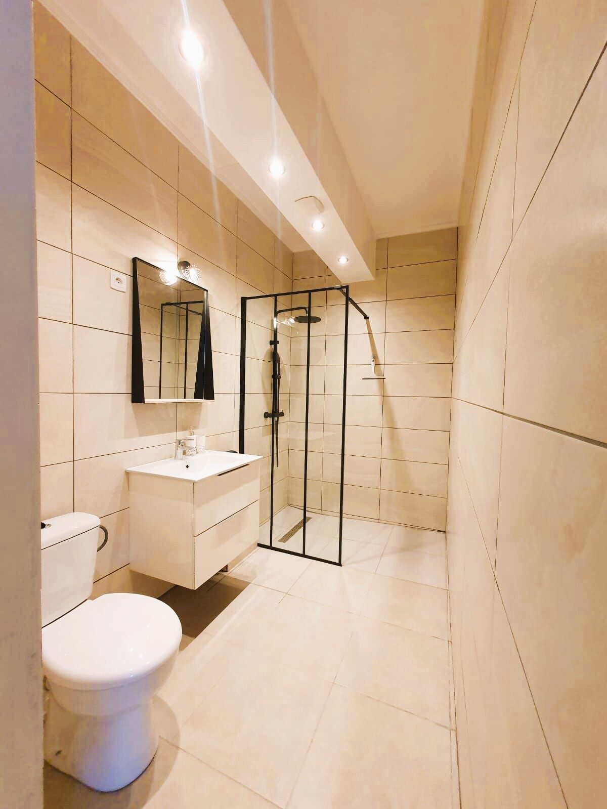 Chambre 2 – salle de bain privative