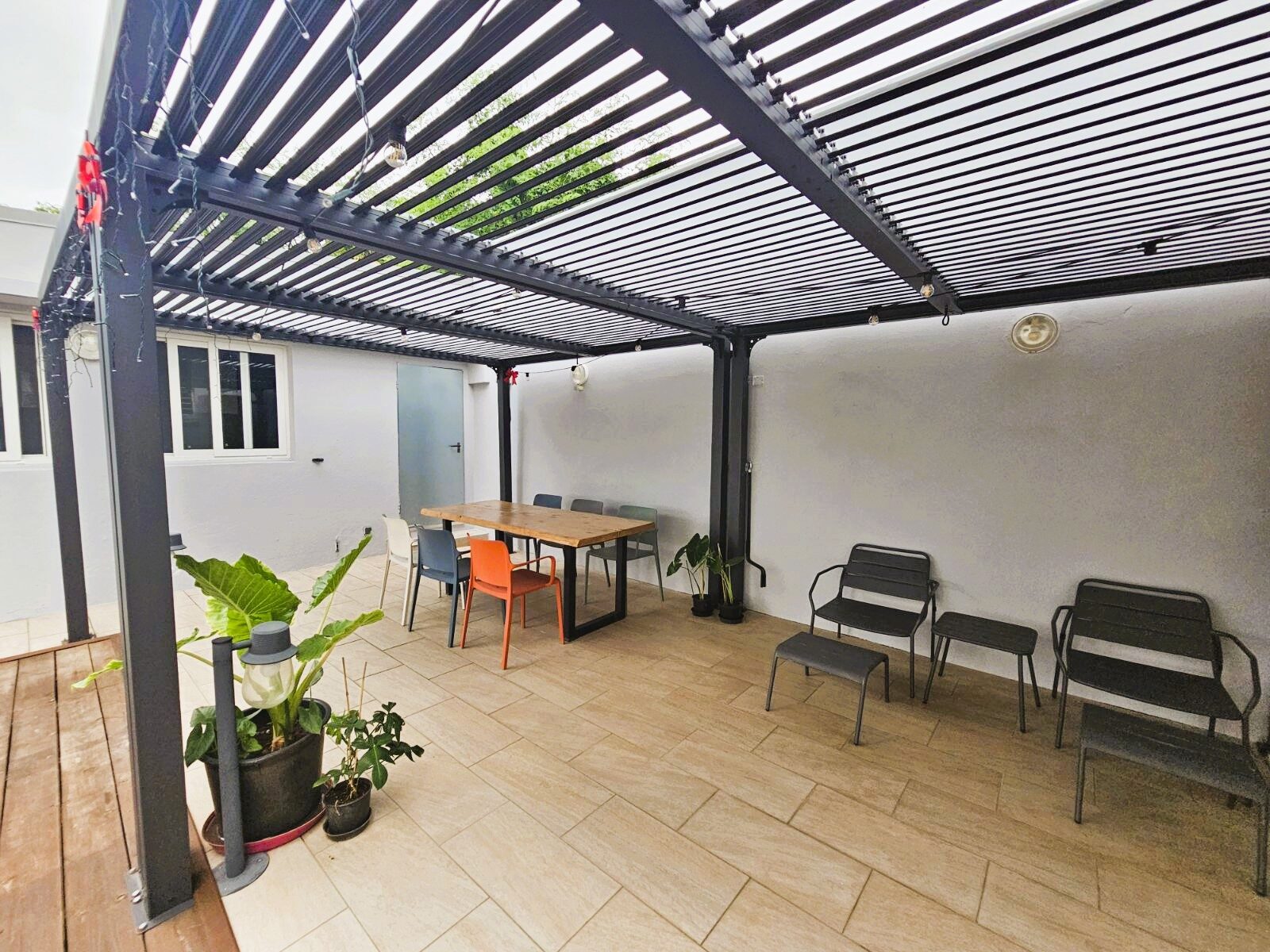 Pergola et espace repas extérieur de la Villa ROUSSEAU