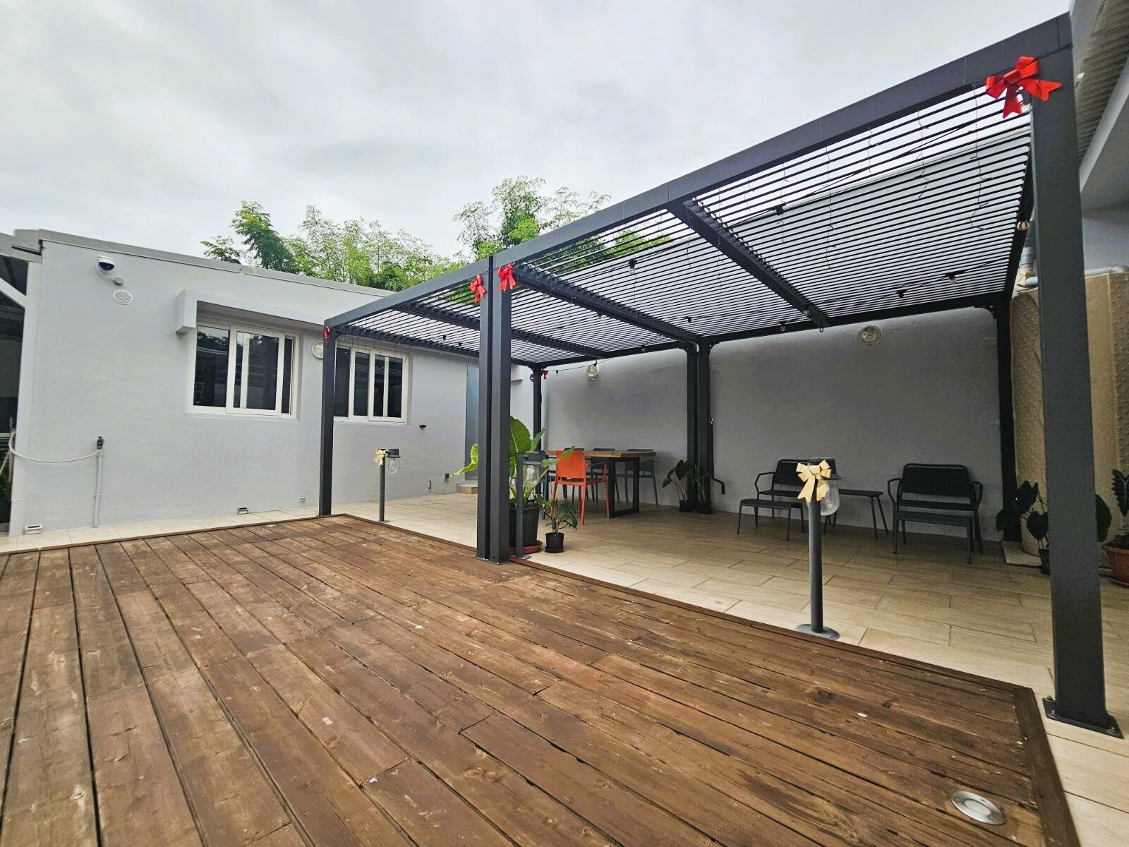 Espace repas sous la pergola de la Villa ROUSSEAU