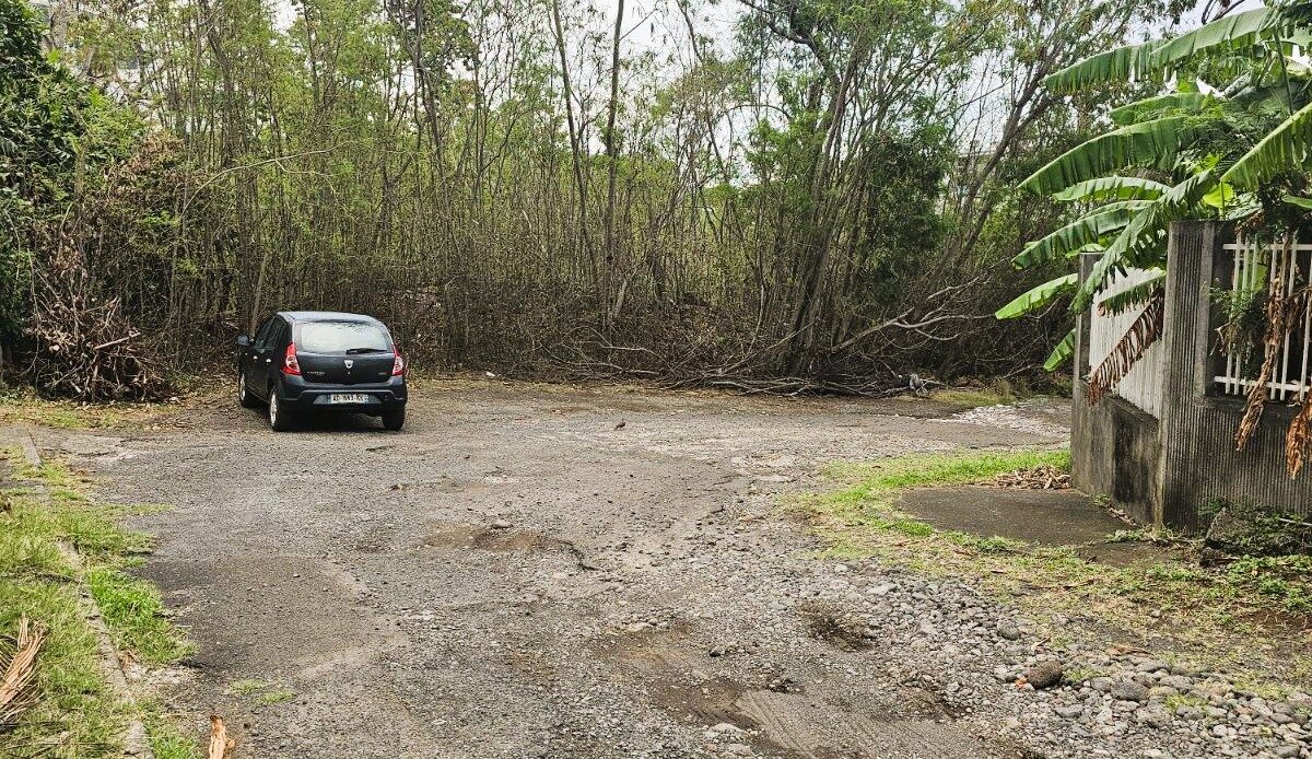 Parking extérieur devant la villa